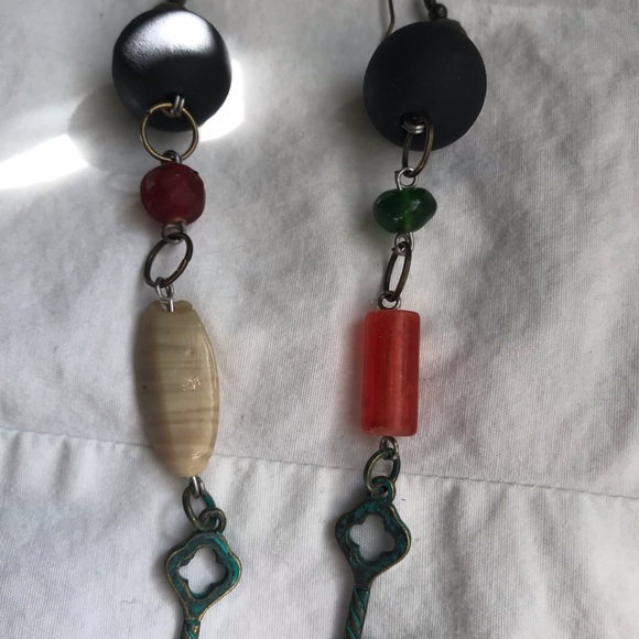 Mismatched earrings - Picture 2 of 2